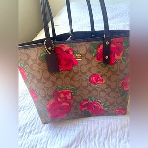 Coach floral tote with mini pouch inside. Adorable chic bag. Barely used it.